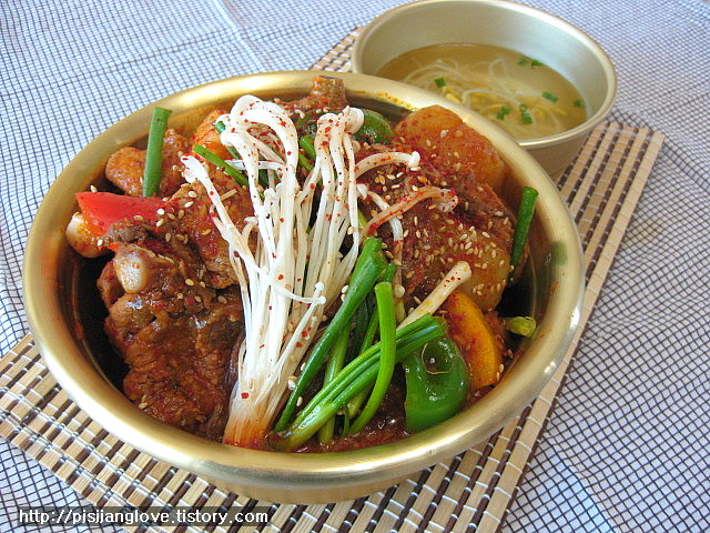 뜯어야 제맛~!! 매운 양푼돼지갈비찜