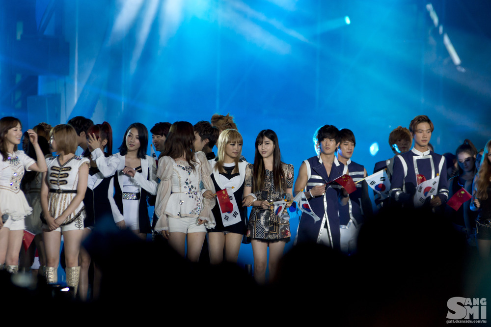 [PIC][25-08-2012]Hình ảnh mới nhất từ Concert "14th Korea-China Music Festival in Yeosu" của SNSD - Page 4 152D5E465039BE601551E0
