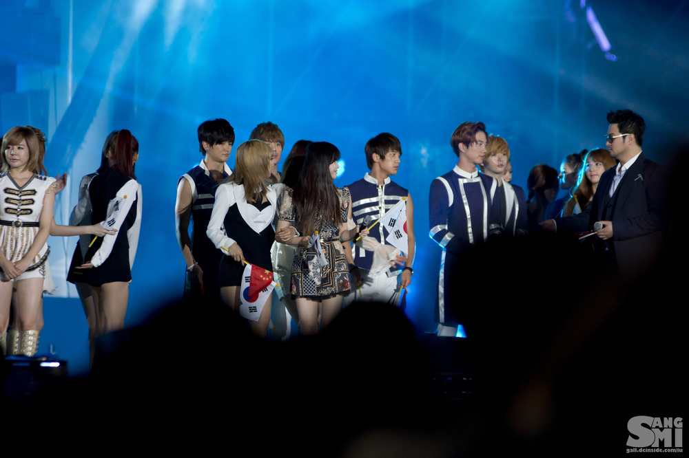 [PIC][25-08-2012]Hình ảnh mới nhất từ Concert "14th Korea-China Music Festival in Yeosu" của SNSD - Page 4 154C6E405039BE761260DC