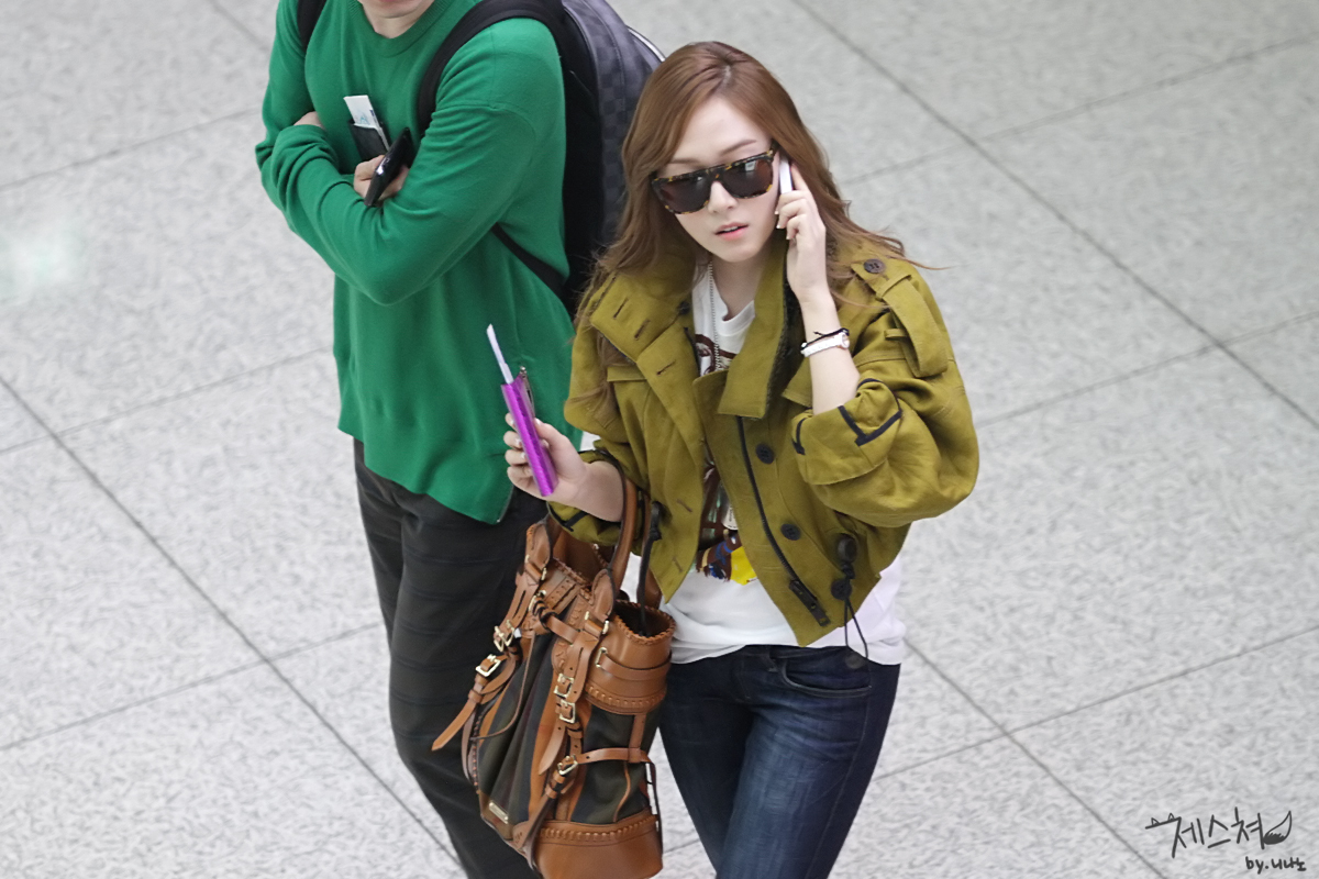 [PIC][25-04-2012]Jessica lên đường đến Đài Loan để tham dự lễ khai trương cửa hàng Burberry - Page 5 170358414F996878315155