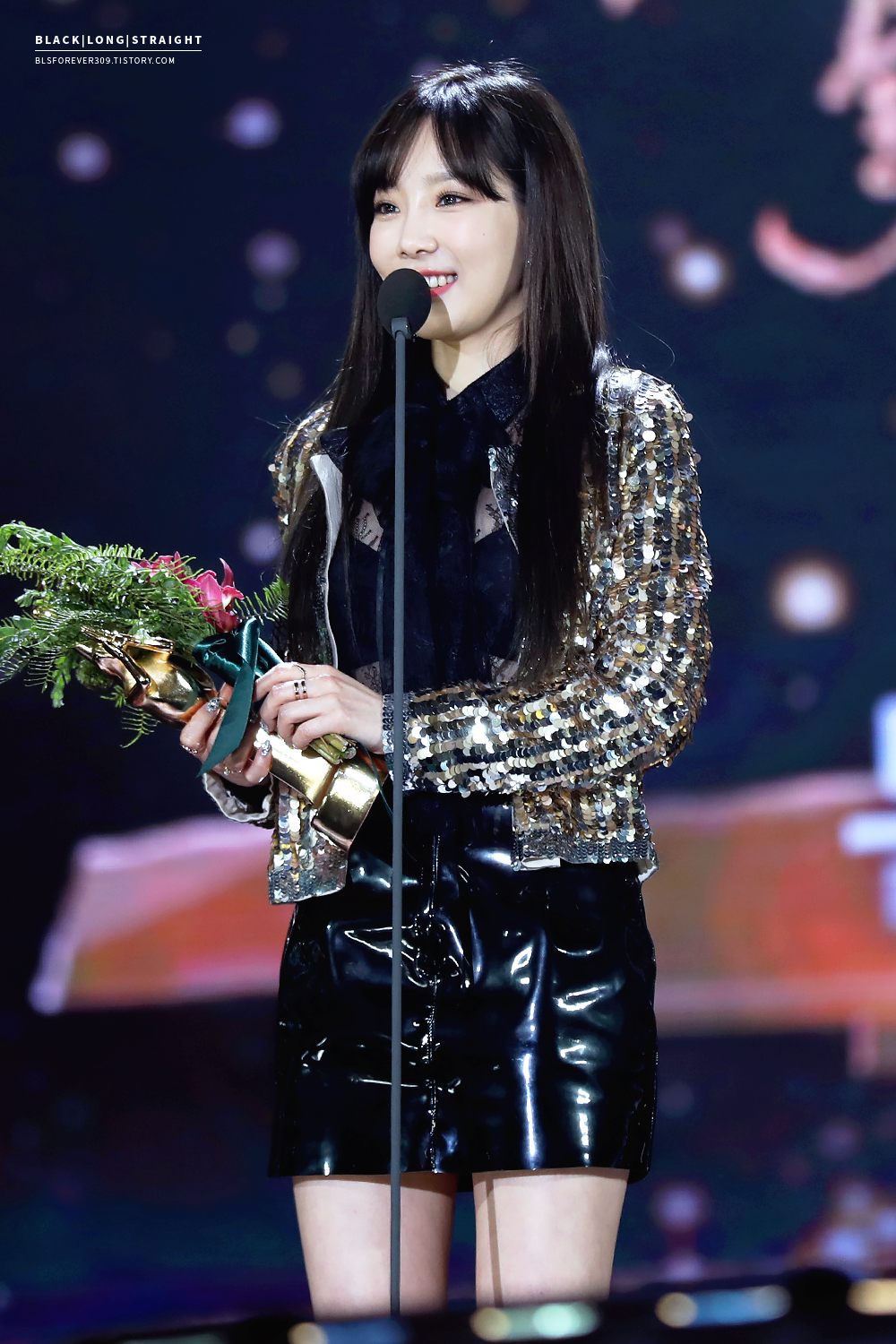 [PIC][13-01-2017]Hình ảnh mới nhất từ "31st Golden Disk Awards" của TaeYeon và MC SeoHyun - Page 3 21024C35587F061B0E296C