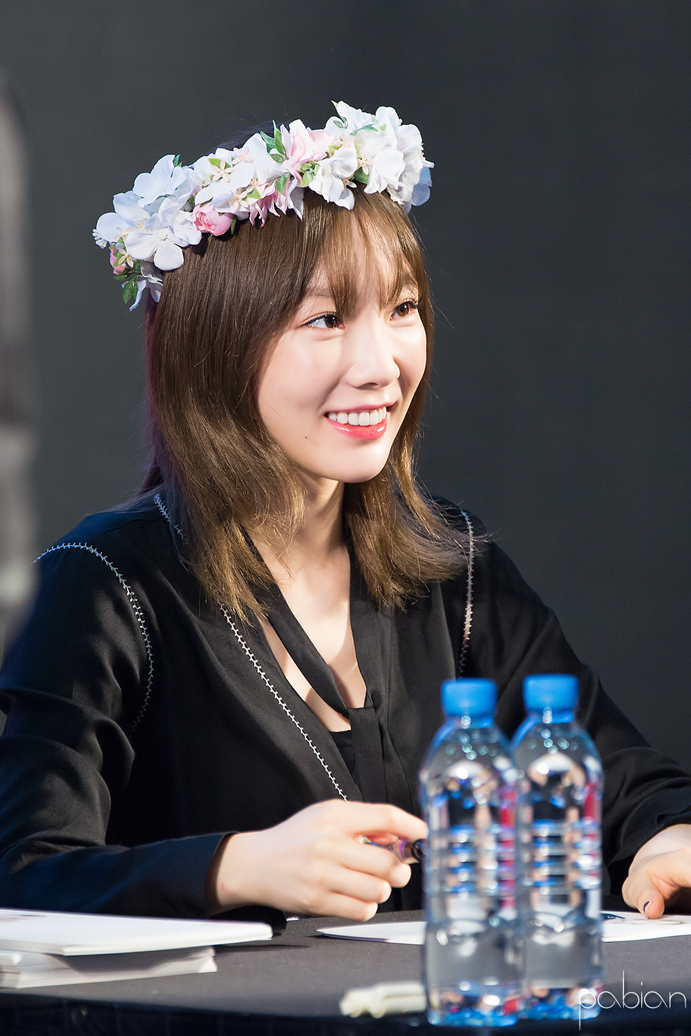 [PIC][18-11-2016]TaeYeon khởi hành đi Busan để tham dự buổi Fansign cho thương hiệu "Sword & Magic" vào hôm nay - Page 3 211C2150582ED5F8208AC3