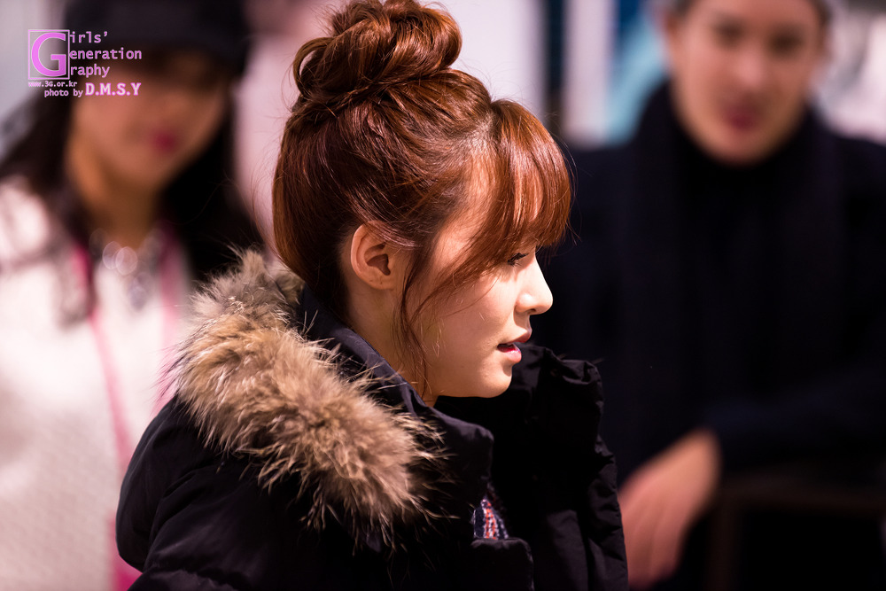 [PIC][28-11-2013]Tiffany ghé thăm cửa hàng "QUA" ở Hyundai Department Store vào trưa nay 2126C636529744D824DFFF