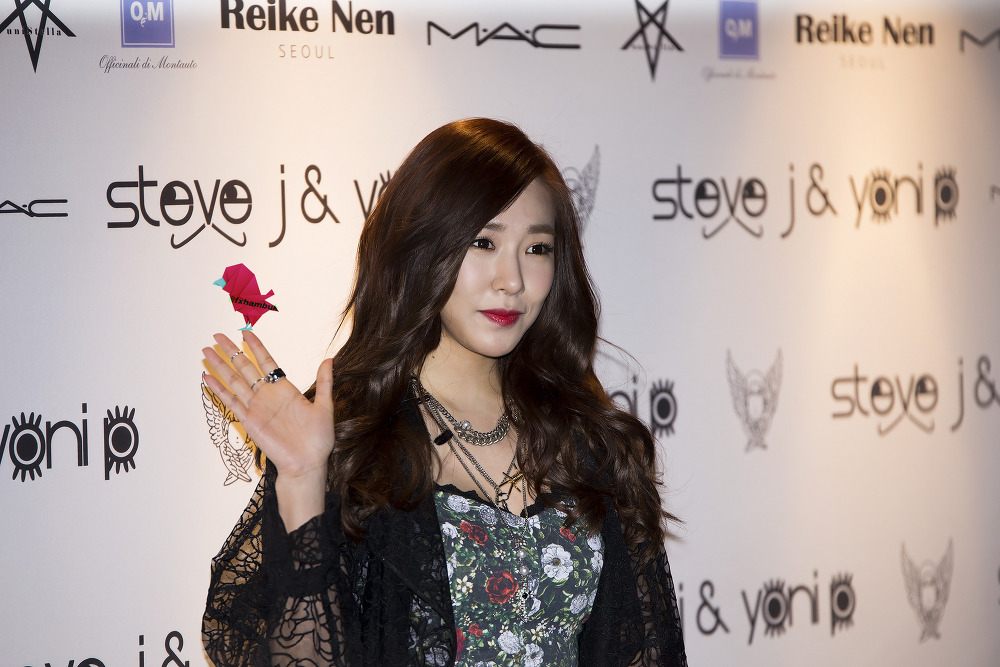 [PIC][24-03-201]Tiffany tham dự "Steve J & Yoni P 2014 F/W Seoul Fashion Week" vào trưa nay 216CCD4B532FE938229CD0
