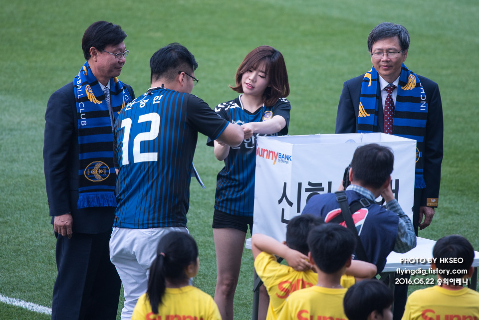 [PIC][22-05-2016]Sunny tham dự sự kiện "Shinhan Bank Vietnam & Korea Festival"  tại SVĐ Incheon Football Stadium vào hôm nay 220C1C3A5741B31217EA2A