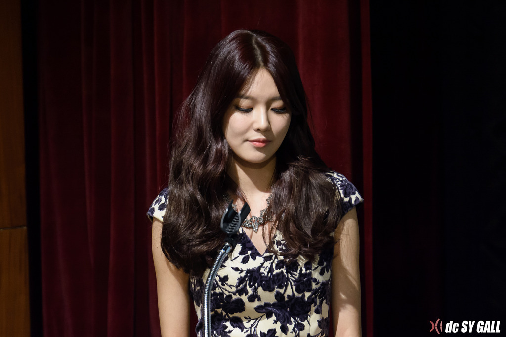[PIC][05-12-2013]Hình ảnh từ "2013 Women's Film Festival" của MC SooYoung vào tối nay 222CD83D52A47A621A1F57