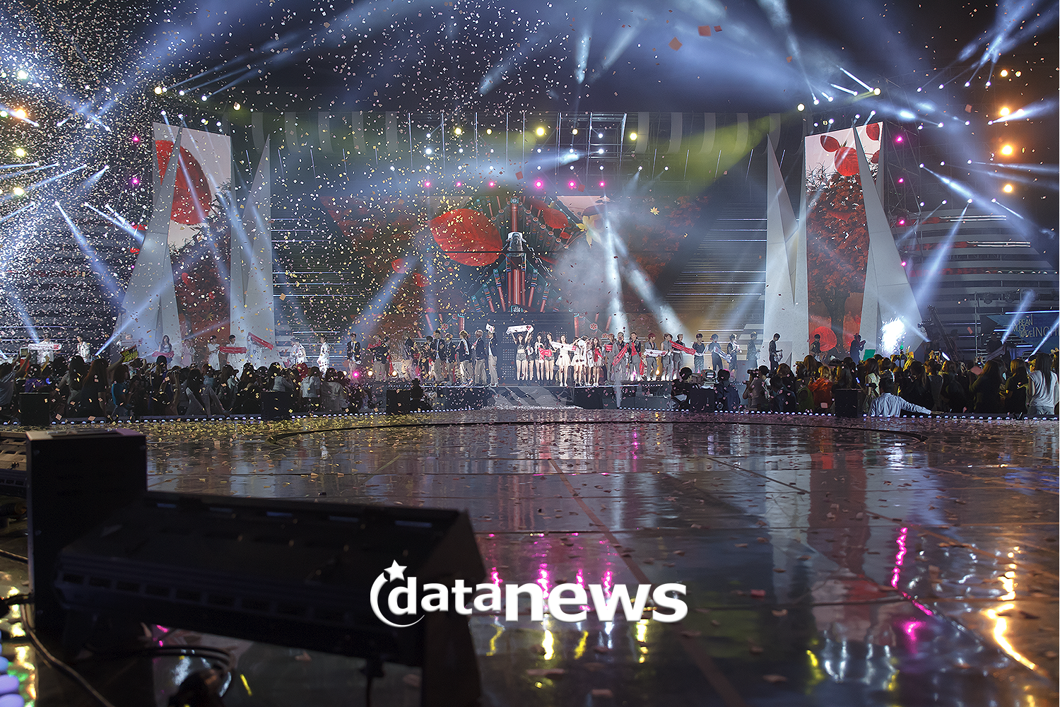 [PIC][01-09-2013]Hình ảnh mới nhất từ "Incheon Korean Music Wave 2013" của SNSD và MC YulTi vào tối nay - Page 2 224CF54C52238E421809CD