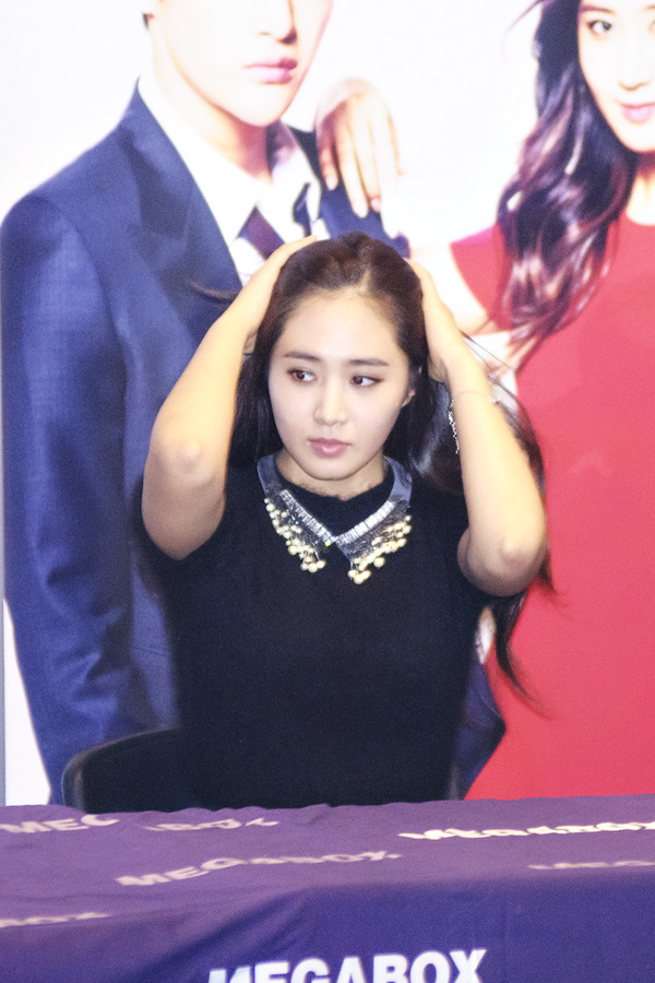 [PIC][30-10-2013]Yuri tham dự "No Breathing Greeting Event" vào tối nay - Page 2 22524A4B5274239937317B