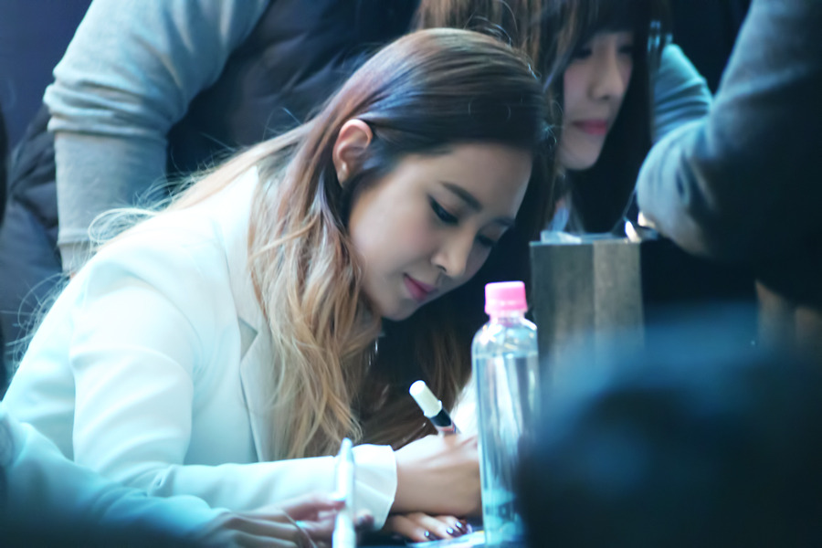 [PIC][14-03-2014]SNSD xuất hiện tại buổi fansign cho "Mr.Mr." vào tối nay  - Page 3 231EB0495323DB5D08C609