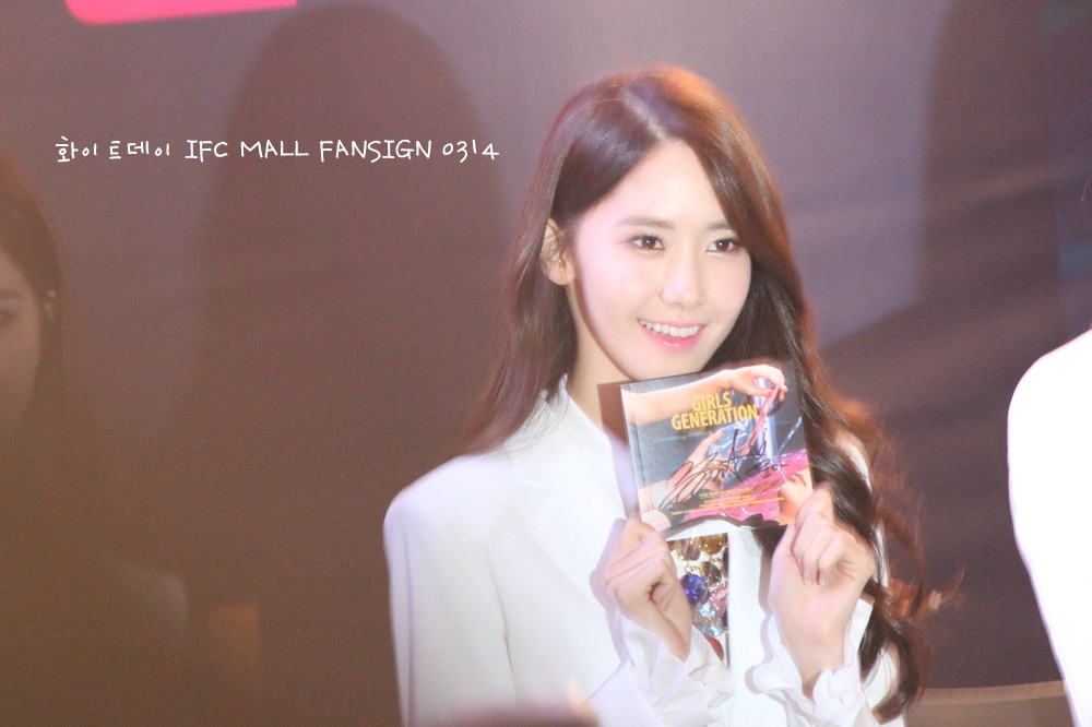 [PIC][14-03-2014]SNSD xuất hiện tại buổi fansign cho "Mr.Mr." vào tối nay  - Page 8 2320EA405329B5062F5B5D