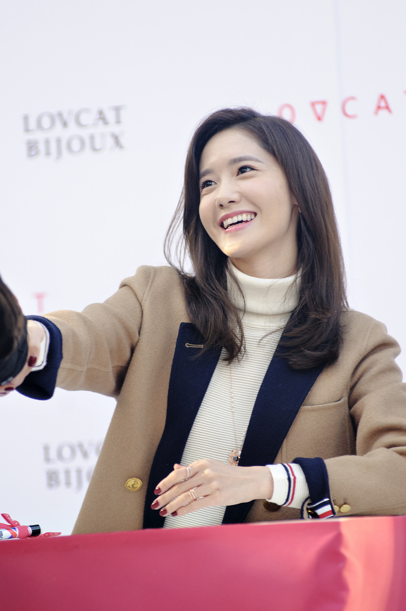 [PIC][24-10-2015]YoonA tham dự buổi fansign cho thương hiệu "LOVCAT" vào chiều nay - Page 4 233F903F562CA5A60FA956