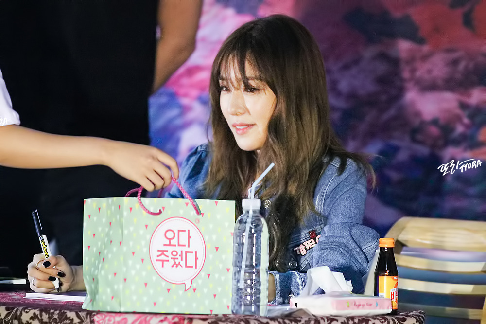 [PIC][06-06-2016]Tiffany tham dự buổi Fansign cho "I Just Wanna Dance" tại Busan vào chiều nay - Page 5 24617A4457CEB43C12A655