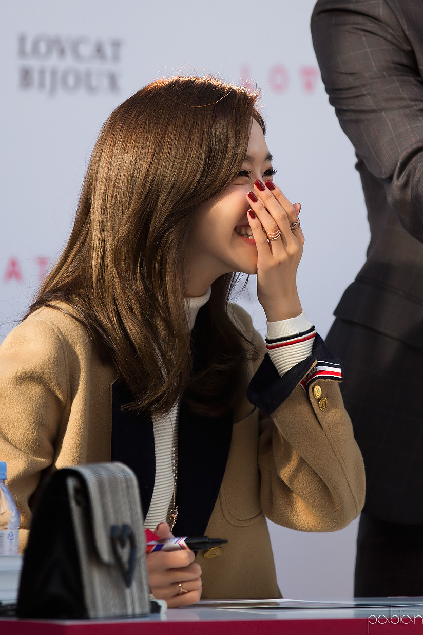 [PIC][24-10-2015]YoonA tham dự buổi fansign cho thương hiệu "LOVCAT" vào chiều nay - Page 4 24742439562E26D71B4CB5
