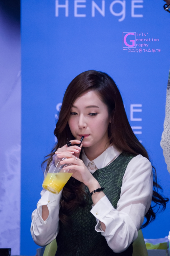 [PIC][01-12-2013]Jessica xuất hiện tại buổi fansign thứ 2 cho thương hiệu "STONEHENgE" vào trưa nay - Page 2 251DB250529C6106199CE4