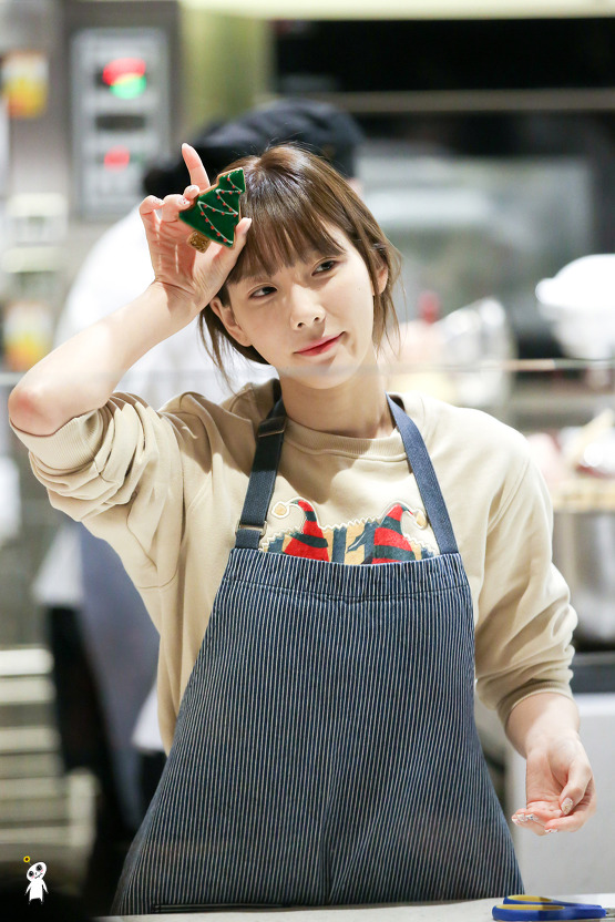 [PIC][20/21-12-2016]TaeYeon xuất hiện tại SUM CAFÉ để tham gia làm bánh Giáng Sinh vào chiều nay - Page 6 252450405868EC731BC0AE