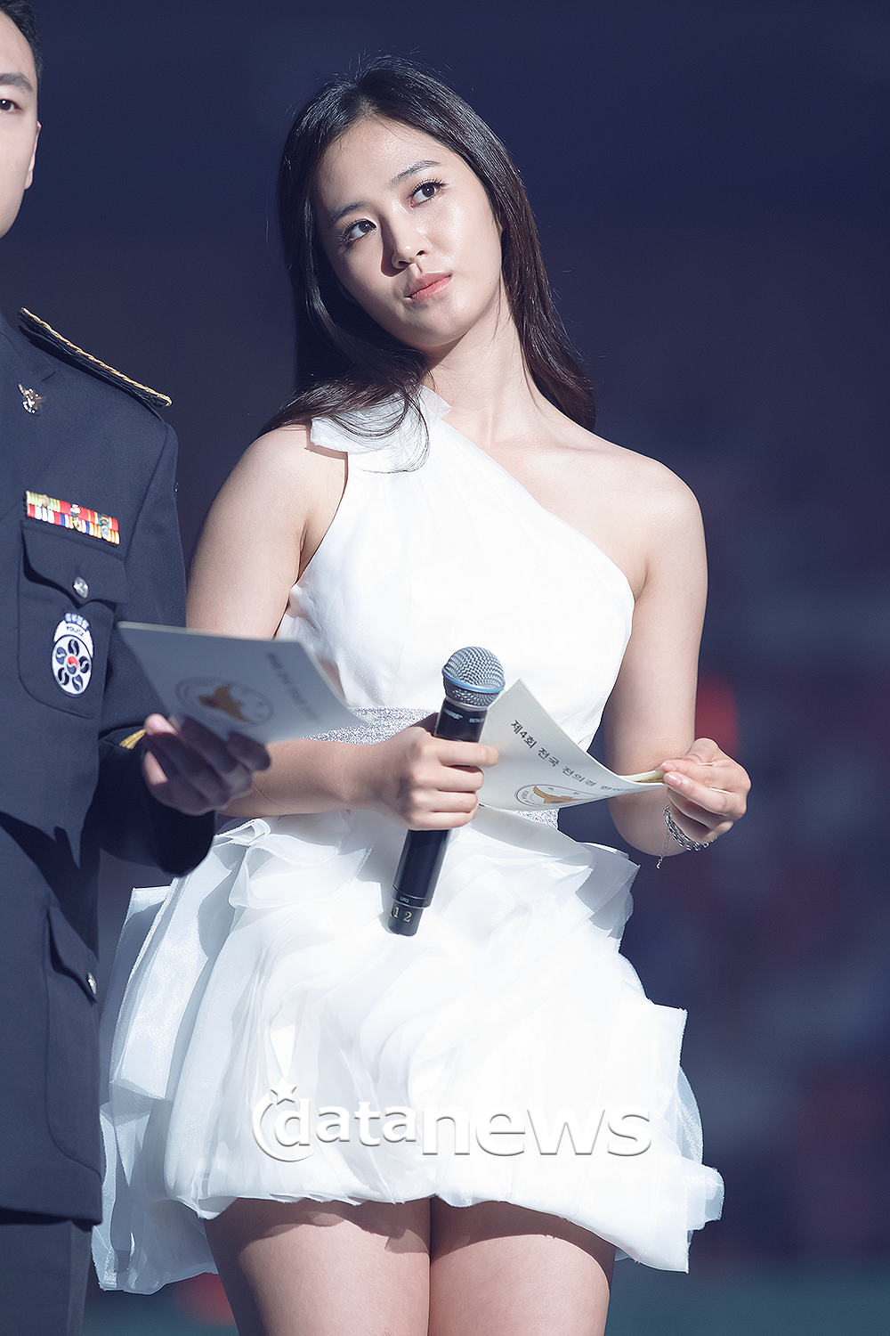[PIC][28-08-2013]Hình ảnh của MC Yuri tại "National Auxiliary Police Unison Festival" vào chiều nay 2548BF5052213DB712A91F