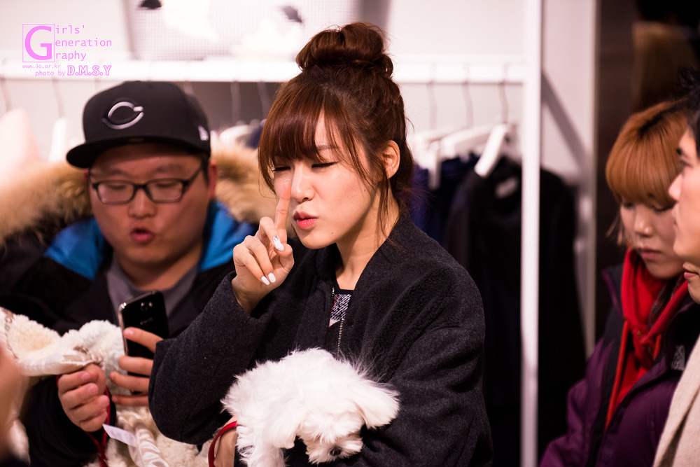 [PIC][28-11-2013]Tiffany ghé thăm cửa hàng "QUA" ở Hyundai Department Store vào trưa nay - Page 2 256A5B3A52974549345689