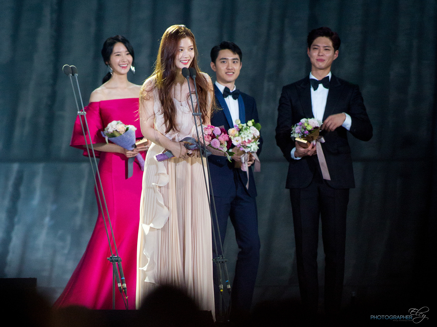 [PIC][03-05-2017]YoonA tham dự "53rd Baeksang Arts Awards" vào chiều nay + Giành "Most Popular Actress or Star Century Popularity Award (in Film)" - Page 3 2620DB445916FB6119AF2A