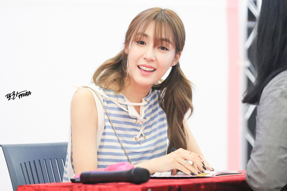 [PIC][06-06-2016]Tiffany tham dự buổi Fansign cho "I Just Wanna Dance" tại Busan vào chiều nay - Page 5 27217F4857C5575D0AB106