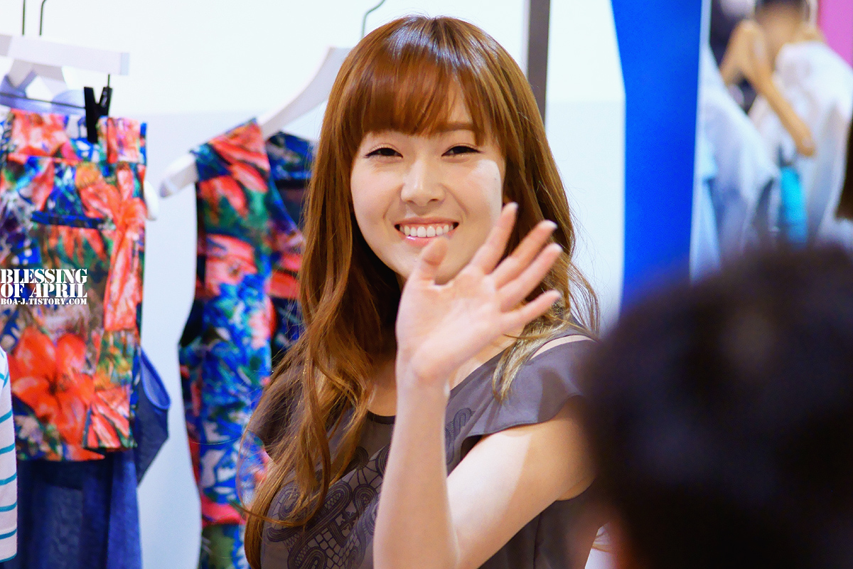 [PIC][15-06-2012]Jessica ghé thăm cửa hàng "COMING STEP" tại Gangnam vào trưa nay - Page 2 190865504FDB4169114D2D