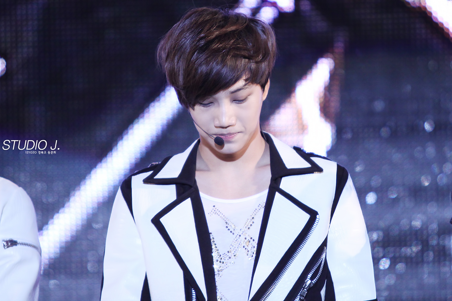 121020 Kai @ Kyungbok Alumni Festival 20736850508302E21B4EC3