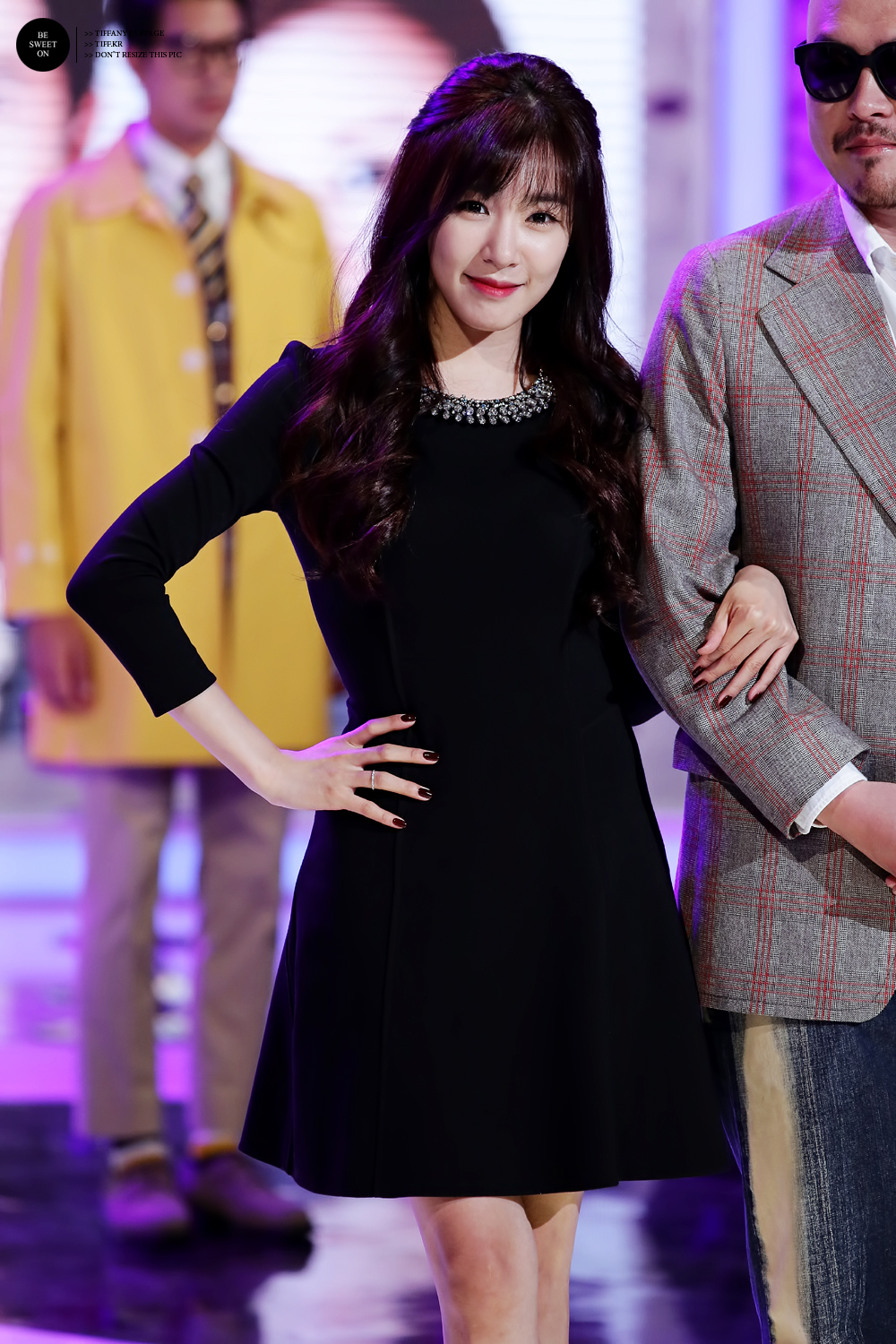 [PIC][16-10-2013]Tiffany xuất hiện tại buổi họp báo ra mắt chương trình "Fashion King Korea" vào trưa nay 213EA440525EBD0F2C789B