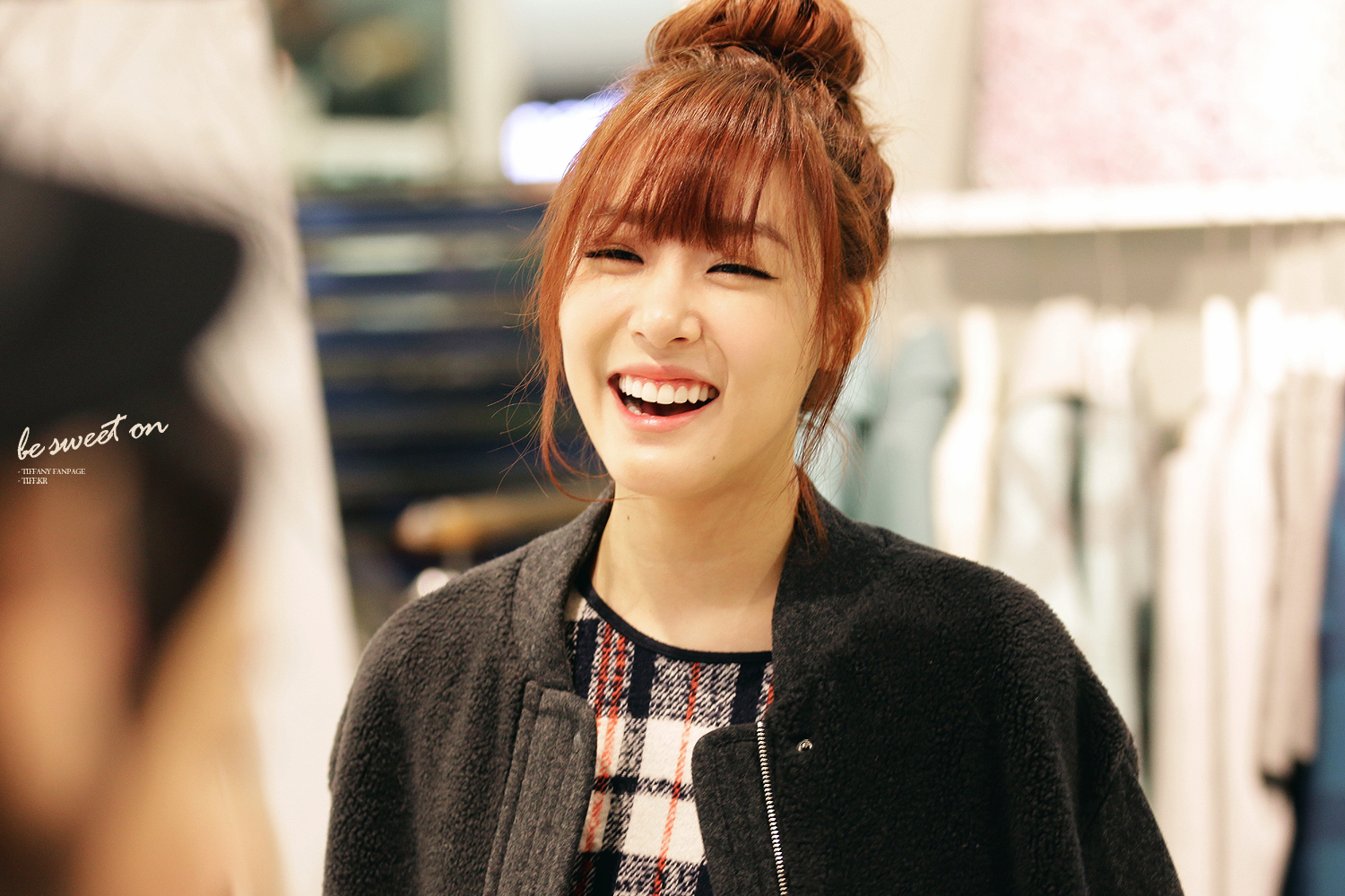 [PIC][28-11-2013]Tiffany ghé thăm cửa hàng "QUA" ở Hyundai Department Store vào trưa nay - Page 3 2210F746529C93BD1A6E4E