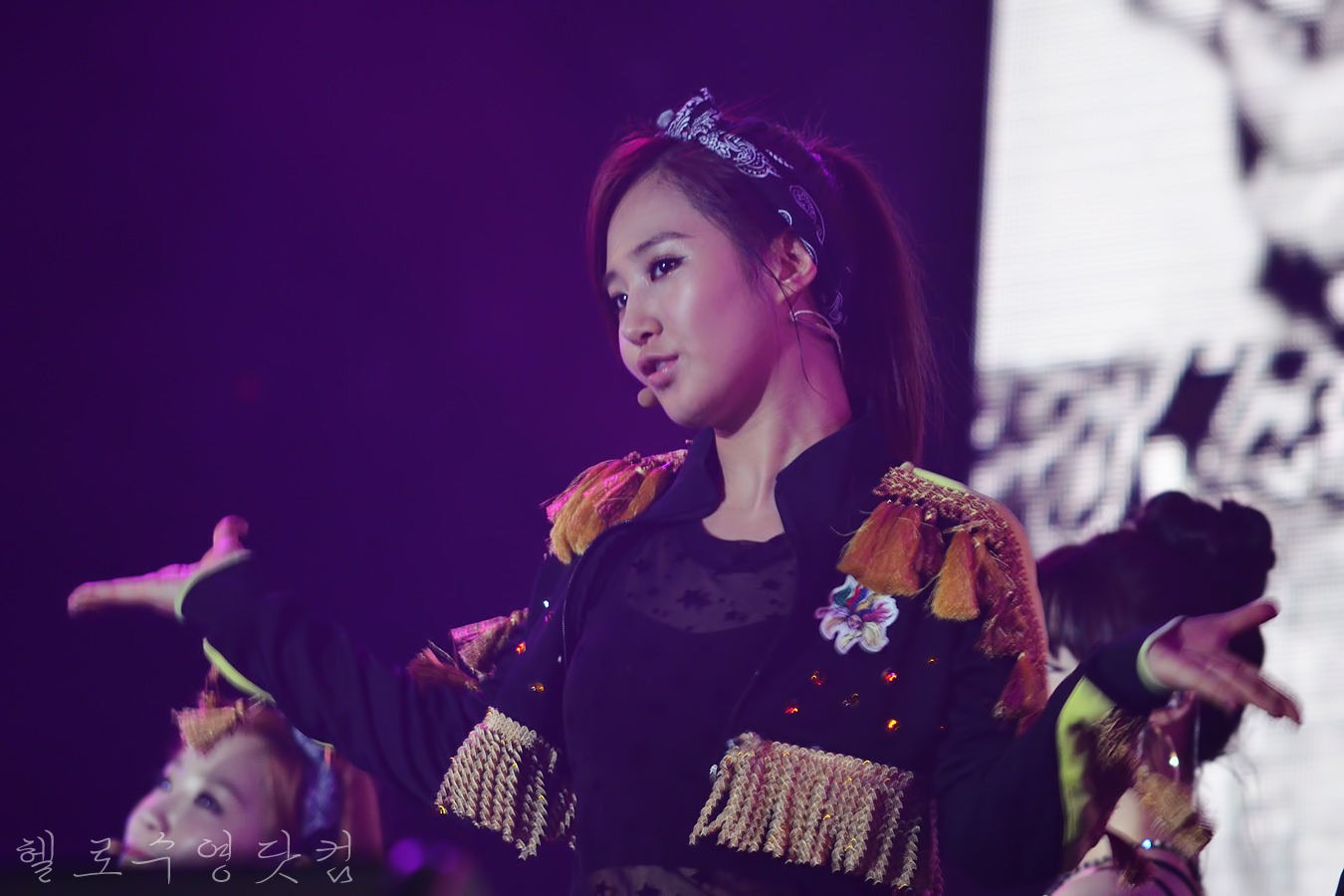 [PIC][29-03-2013]SNSD khởi hành đi Thái Lan để biểu diễn tại "Super Joint Concert" vào chiều nay - Page 10 224576485159244B2FD1D8