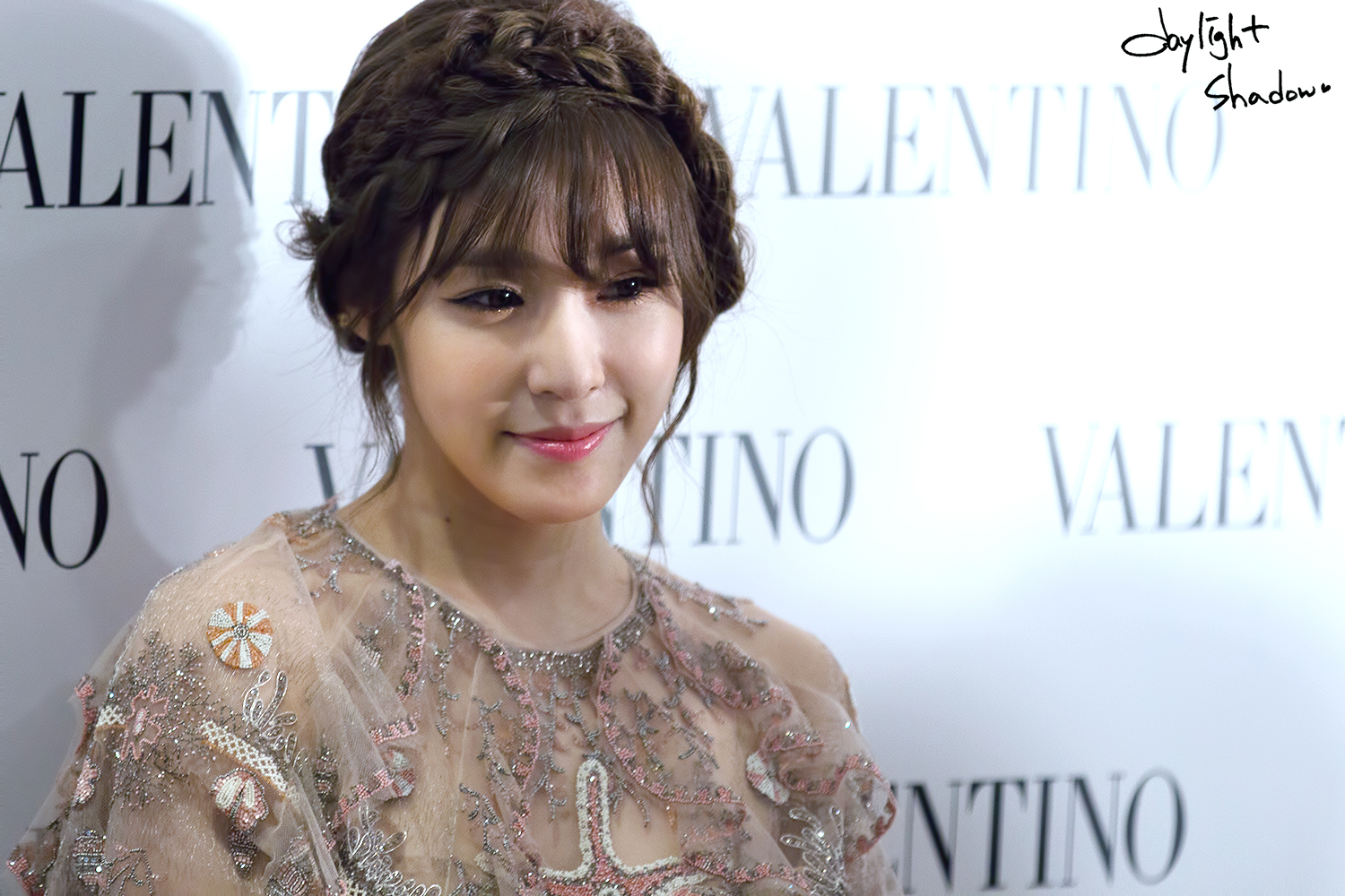 [PIC][04-02-2015]Tiffany khởi hành đi Hồng Kông để tham dự sự kện "Valentino Flagship Grand Opening" vào trưa nay - Page 6 23442048551FC9141DBEC9
