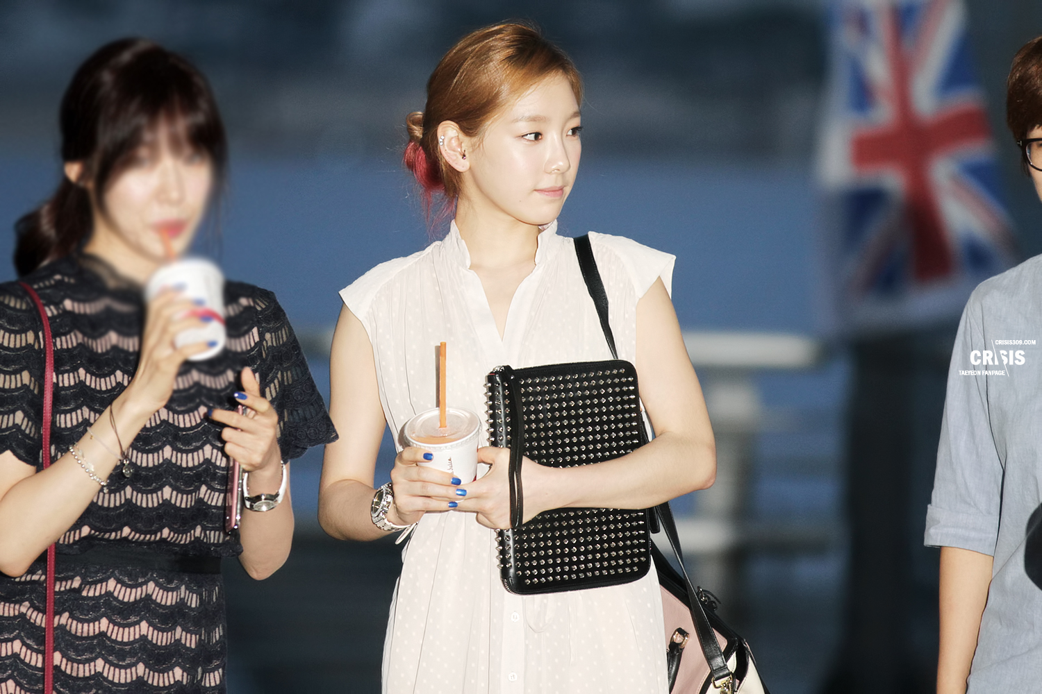 [PIC][26-07-2013]Tiffany - TaeYeon và Sunny khởi hành đi LA để hát Quốc ca mở màn cho trận đấu bóng chày giữa 2 đội Los Angeles Dodgers và Cincinnati Reds vào tối nay - Page 5 24233B3D51FBD1EF25B06A