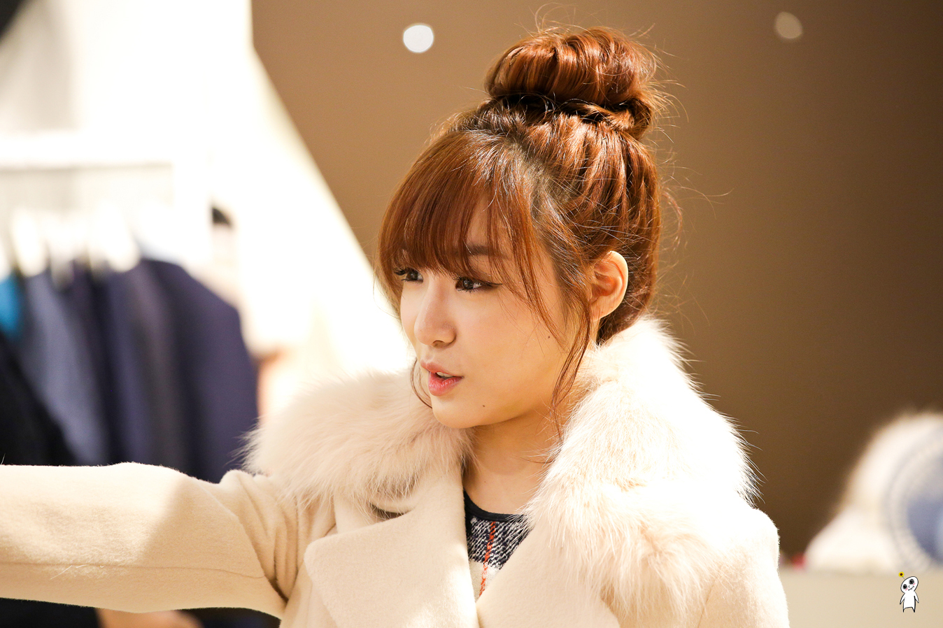 [PIC][28-11-2013]Tiffany ghé thăm cửa hàng "QUA" ở Hyundai Department Store vào trưa nay - Page 3 24237F4152980C9732D754