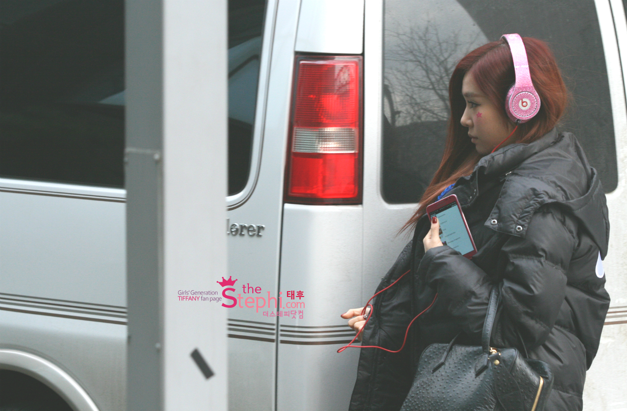 [PIC][11-01-2013]Hình ảnh mới nhất từ chương trình "Music Bank" hôm nay của SNSD 255DEE4550F10E0112F207