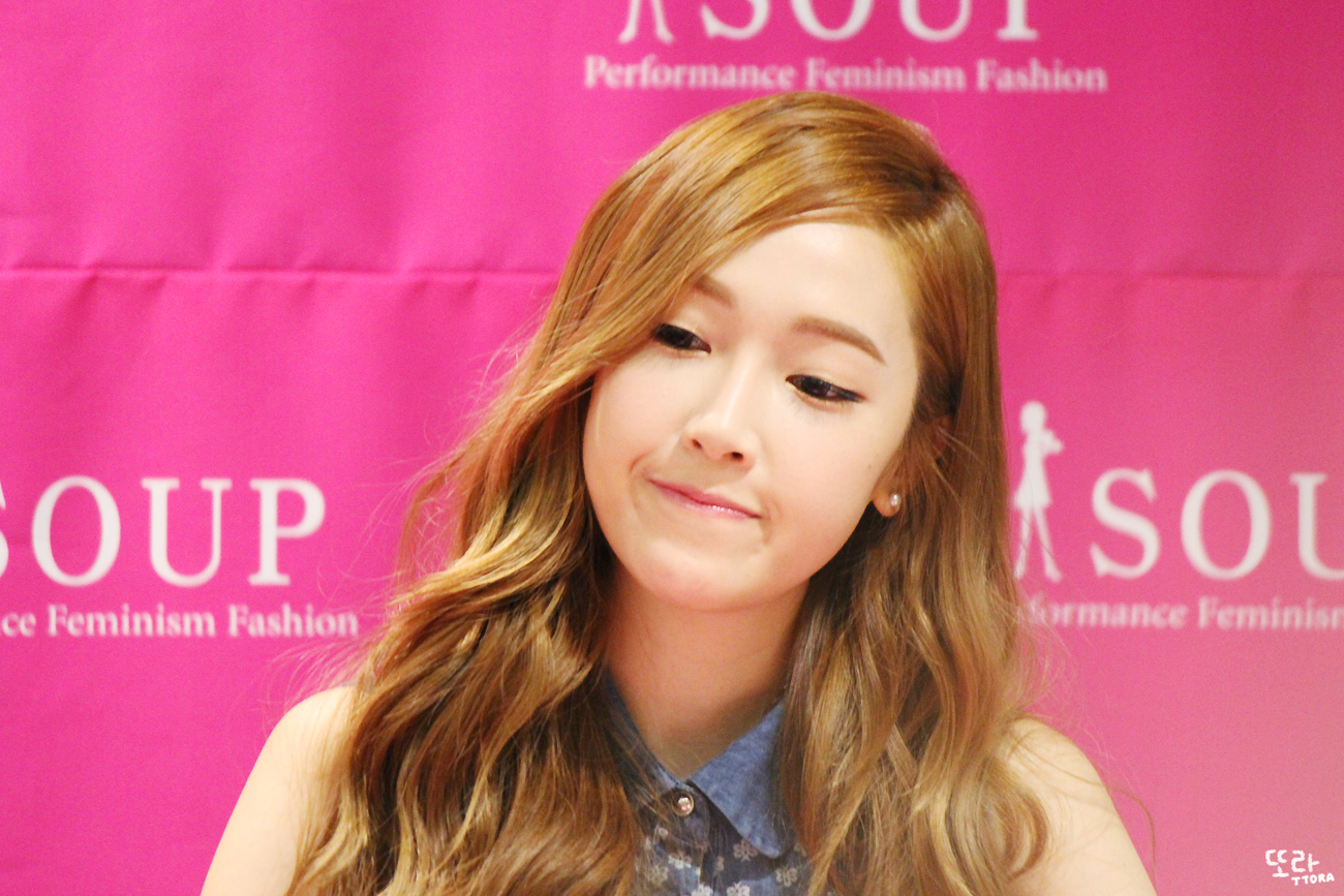 [PIC][14-06-2014]Jessica tham dự buổi fansign lần 2 cho thương hiệu "SOUP" vào trưa nay 2572EB4853AA8CB42E2345