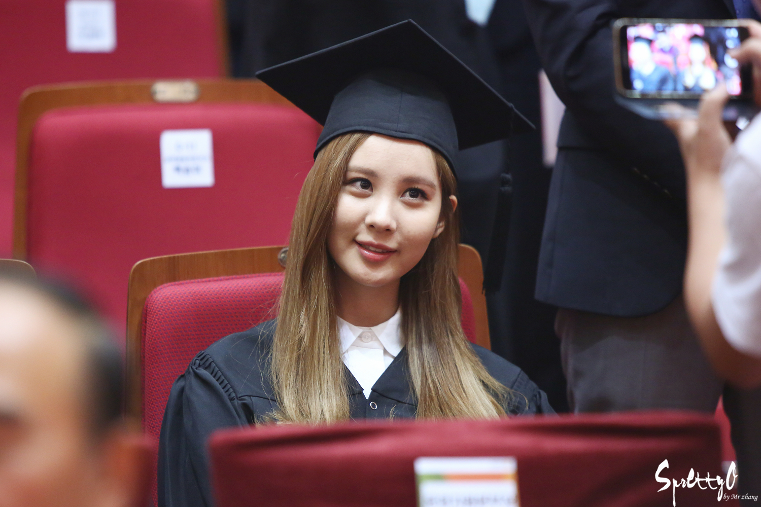 [PIC][21-08-2014]SeoHyun tham dự Lễ tốt nghiệp Đại học Dongguk vào trưa nay 276AF04853F5D221377AD8