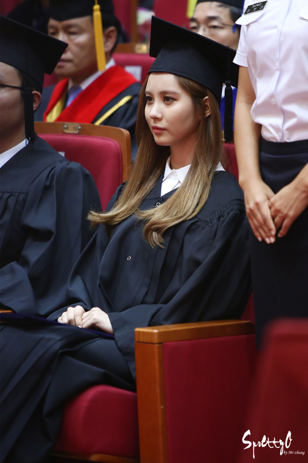 [PIC][21-08-2014]SeoHyun tham dự Lễ tốt nghiệp Đại học Dongguk vào trưa nay 27727D4853F5D2252DE84E